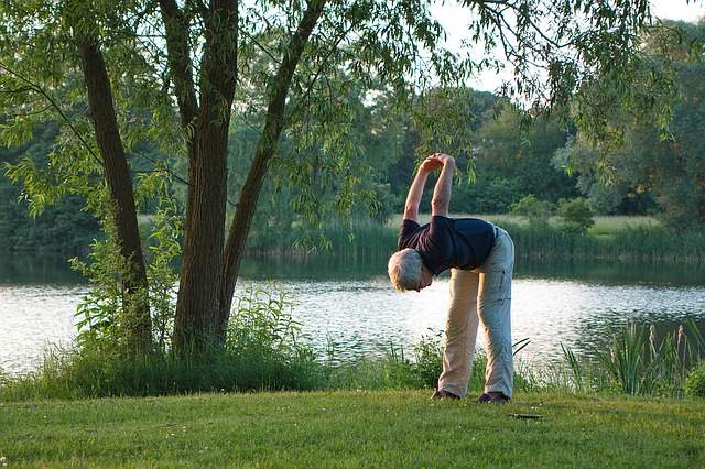 You are currently viewing 6 łatwych domowych ćwiczeń dla Seniora: Popraw równowagę i zapobiegaj upadkom!
